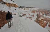 Início de caminhada nas trilhas cobertas de neve do Bryce Canyon National Park, em Utah, nos Estados Unidos